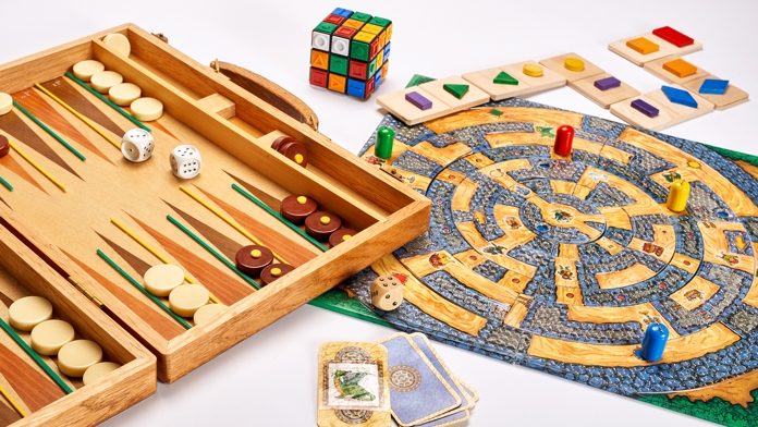 Spiele Verschiedene Solitaire- und Gesellschaftsspiele wie Backgammon und Rubik’s-Cube.